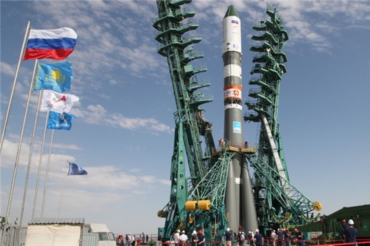 На космодроме Байконур проходят заключительные предпусковые операции с ракетой-носителем «Союз-2.1а» с символикой Чувашской Республики
