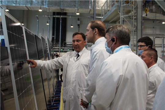 Завод ГК «Хевел» посетил министр промышленности и торговли России Денис Мантуров