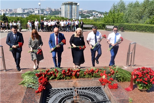 В День памяти и скорби Сергей Артамонов возложил цветы к Вечному огню