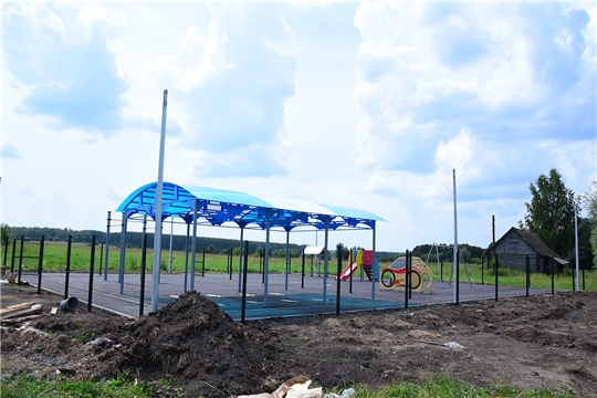 В Ибресинском районе ведется строительство детских площадок и тротуаров