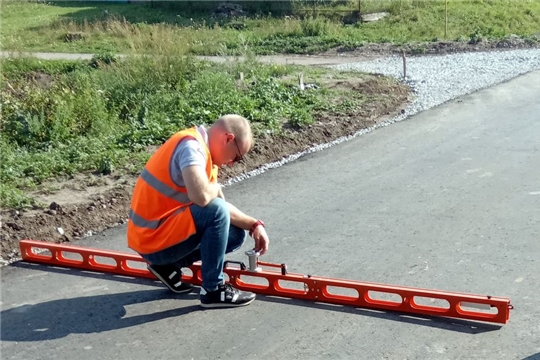 В рамках национального проекта «Безопасные качественные дороги» в Моргаушском районе продолжается укладка асфальта на автодороге «Волга-Вурмой»: «теперь и на «нашей улице» будет праздник»