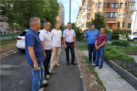 В Чебоксарах осмотрены две дворовые территории после ремонта: одна из них принята в эксплуатацию