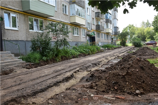 В Чебоксарах специальная комиссия осмотрела ход комплексного благоустройства дворовой территории юго-запада
