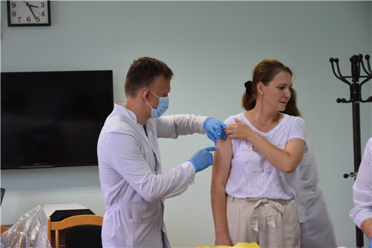 В трудовых коллективах г. Чебоксары продолжается вакцинация населения