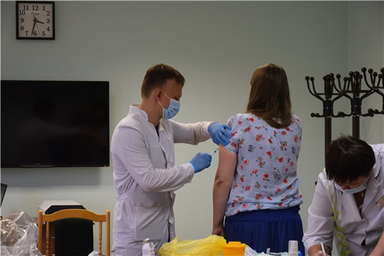 В трудовых коллективах г. Чебоксары продолжается вакцинация населения