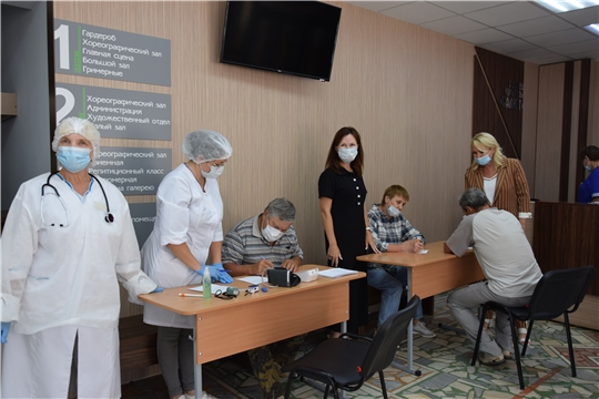 Дополнительный мобильный пункт вакцинации в Чебоксарах принимает первых пациентов