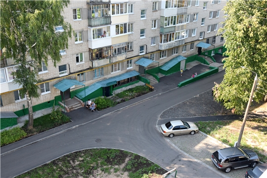 В Чебоксарах открыта комплексно благоустроенная дворовая территория по ул. Гузовского