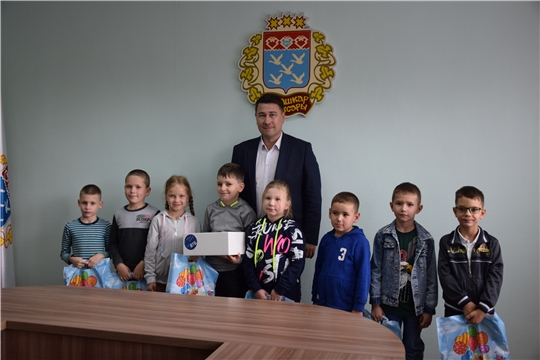 «Соберем ребенка в школу»: в канун Дня знаний будущим первоклассникам вручены канцелярские наборы