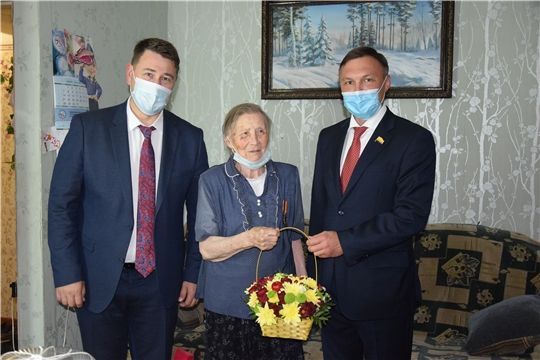 Марии Кожевниковой вручена памятная медаль, посвященная 80-летию строительства Сурского и Казанского оборонительных рубежей