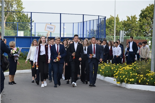 "Жизнь столицы". Торжественная линейка в гимназии №5 города Чебоксары