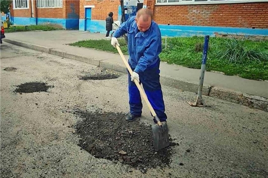 «Госуслуги. Решаем вместе»: по просьбам жителей проведен ямочный ремонт на дворовой территории по ул. Тополиная и Фруктовая