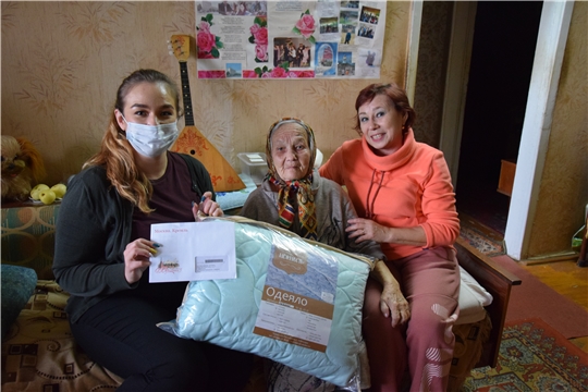 От молодежи – с почетом к старшему поколению: в Чебоксарах поздравили 90-летних юбиляров