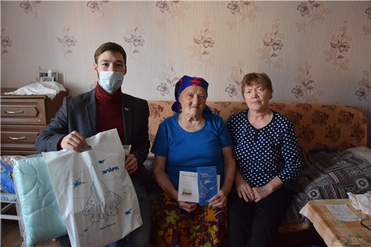 Юбилярам, отметившим 90 и 95 лет, вручены поздравительные письма от руководства нашей страны