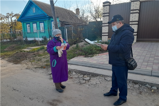 По улице Тельмана пообщались с жильцами о мерах пожарной безопасности в жилом секторе