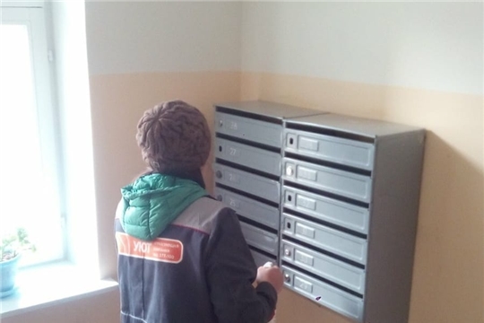 Работники жилищно-коммунального хозяйства обрабатывают места общего пользования