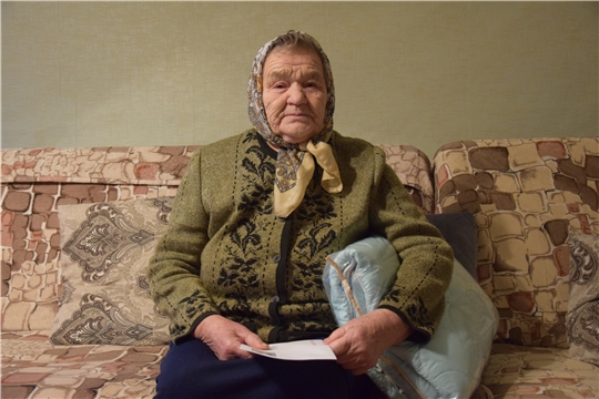 Глава администрации Московского района г. Чебоксары Сергей Ильин поздравил с солидным юбилеем Екатерину Федорову