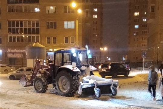 В Чебоксарах продолжается работа по уборке снега