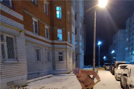 В Чебоксарах продолжается работа по уборке снега