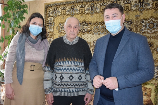 Глава администрации Московского района г. Чебоксары Сергей Ильин поздравил с 90-летием Валентина Петрова