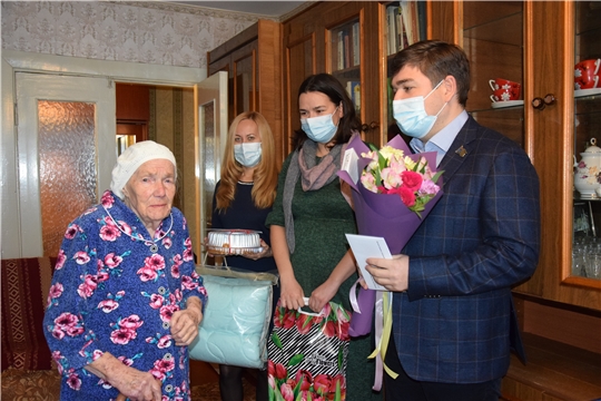 Ветеран Великой Отечественной войны Клавдия Степановна Орлова принимает поздравления по случаю 95-летия