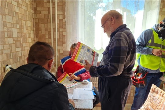 В Новочебоксарске бесплатно устанавливают пожарные извещатели лицам пожилого возраста