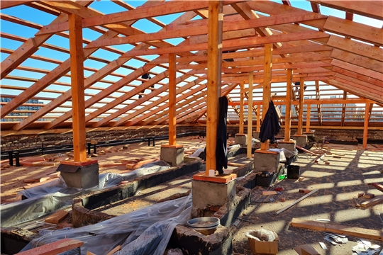 На Советской 14 продолжаются работы по восстановлению крыши после пожара
