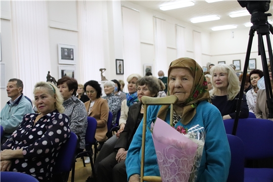 В Новочебоксарском художественном музее ветеранам труда и труженикам тыла вручили памятные медали, посвященные 80-летию строительства Сурского и Казанского рубежей