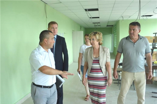 Наталия Скворцова проверила ход капитального ремонта в школах Янтиковского района
