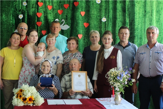 В День семьи, любви и верности медаль «За любовь и верность» вручена семье Жоровых из с. Рындино