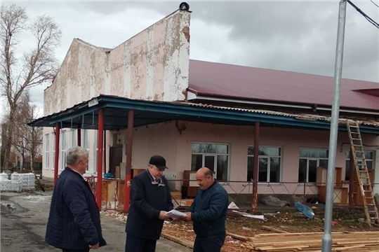 Глава администрации Порецкого района Евгений Лебедев ознакомился с ходом капитального ремонта Напольновского СДК