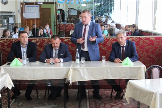 Глава администрации Шемуршинского района провел встречи с работниками организаций