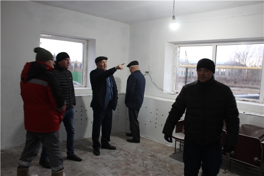 Глава администрации района проконтролировал  капитальный ремонт здания пожарного депо в деревне Байдеряково