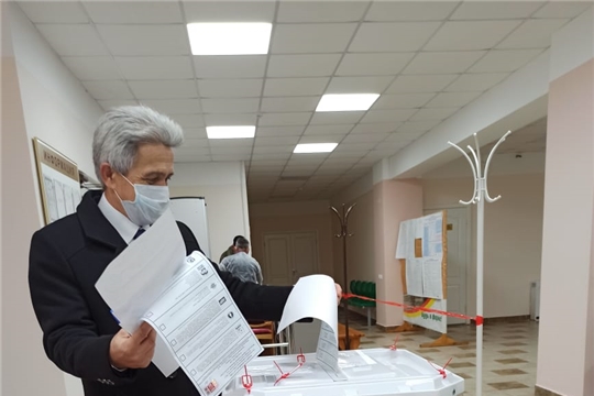 Глава администрации Шумерлинского района проголосовал одним из первых