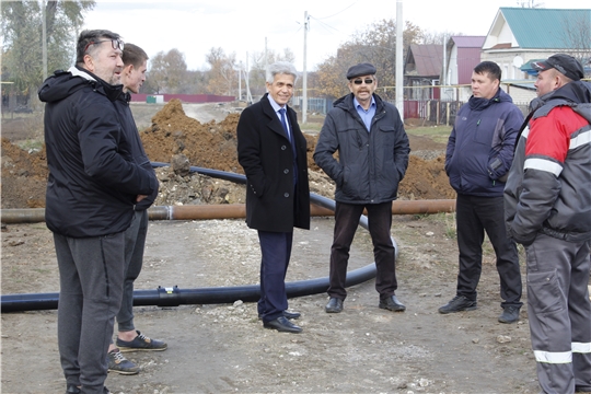 Лев Рафинов ознакомился с ходом ремонтных работ водопровода в деревне Вторые Ялдры