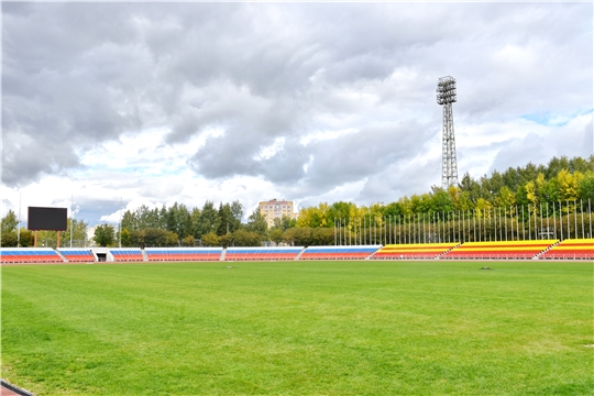 На стадионе «Олимпийский» в столице Чувашии завершена прошивка футбольного поля