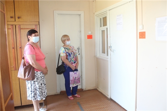 Дмитрий Иванов оценил работу пункта вакцинации от коронавируса районной больницы