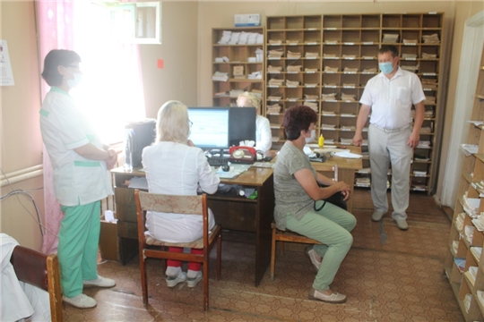 Дмитрий Иванов оценил работу пункта вакцинации от коронавируса районной больницы