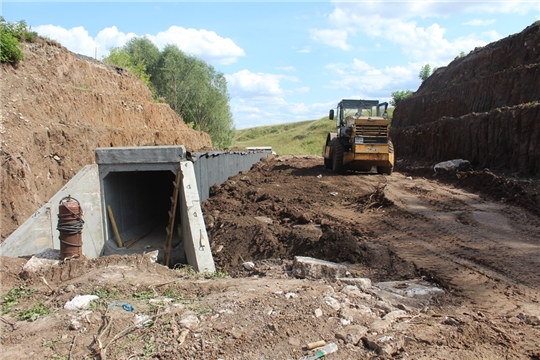 В Урмарском районе продолжаются работы по реконструкции водопропускной трубы на автомобильной дороге Урмары-Арабоси-Кудеснеры км 2 + 140