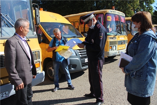 Проведен технический осмотр школьных автобусов