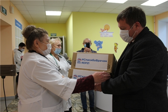 Коллектив Урмарской ЦРБ получил продуктовые наборы в рамках акции «Спасибо врачам»