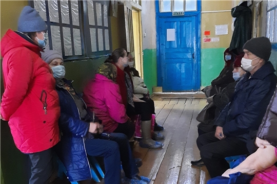 Работники БУ «Урмарский КЦСОН» Минтруда Чувашии продолжают вести подворный обход граждан в возрасте старше 60 лет