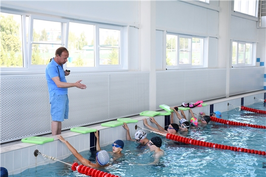 Компания «Август» организовала в Вурнарах обучение детей плаванию