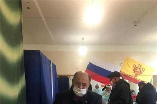 Глава Ядринской районной администрации Александр Семёнов проголосовал на выборах