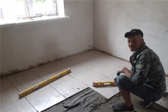 В селе Эшмикеево продолжаются работы по строительству дома для многодетной семьи