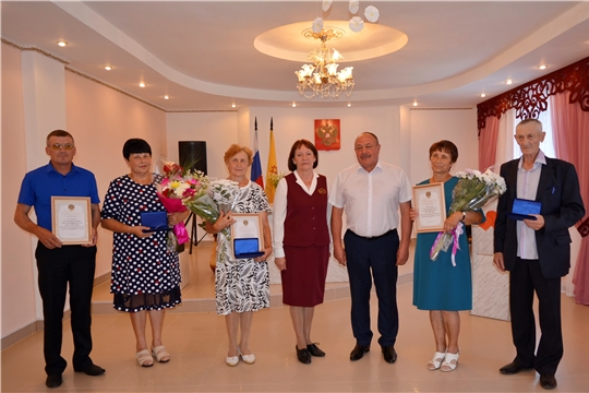 В День семьи, любви и верности в Яльчикском районе вручили медали "За любовь и верность"