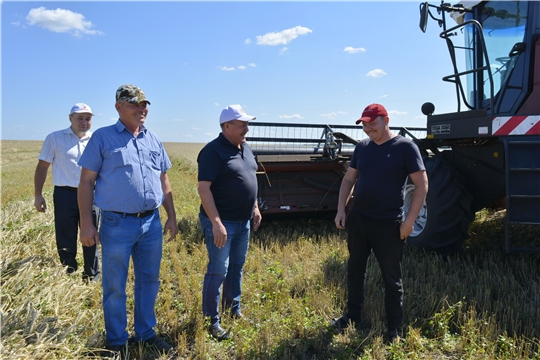 Глава администрации Яльчикского района Леонард Левый ознакомился с ходом уборки урожая в СХПК "Рассвет" и "Сатурн"