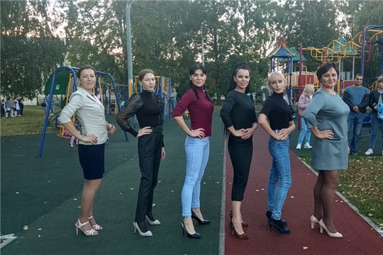 Шпилька бегу не помеха — в Яльчиках ко Дню села прошел дамский забег на шпильках