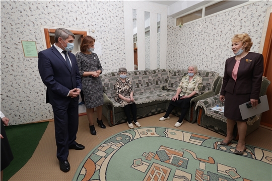 «Мы будем делать все, чтобы вам было комфортно»: Олег Николаев поздравил пожилых граждан с праздником