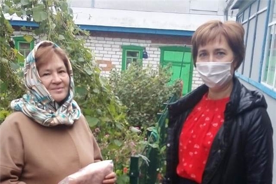 Работники администрации Яльчикского района поздравили коллег-ветеранов с Днем пожилых людей
