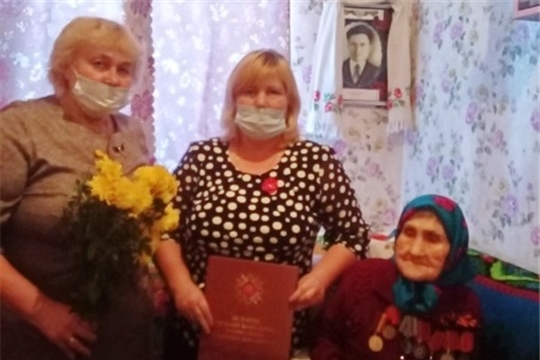 Памятная медаль, посвящённая 80-летию строительства Сурского и Казанского оборонительных рубежей вручена Петровой Екатерине Ивановне